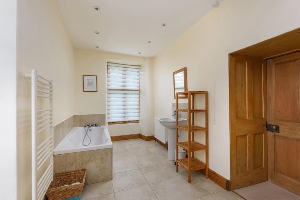 10 Bed Stunning House In Village, With Hot Tub Ovingham Екстериор снимка